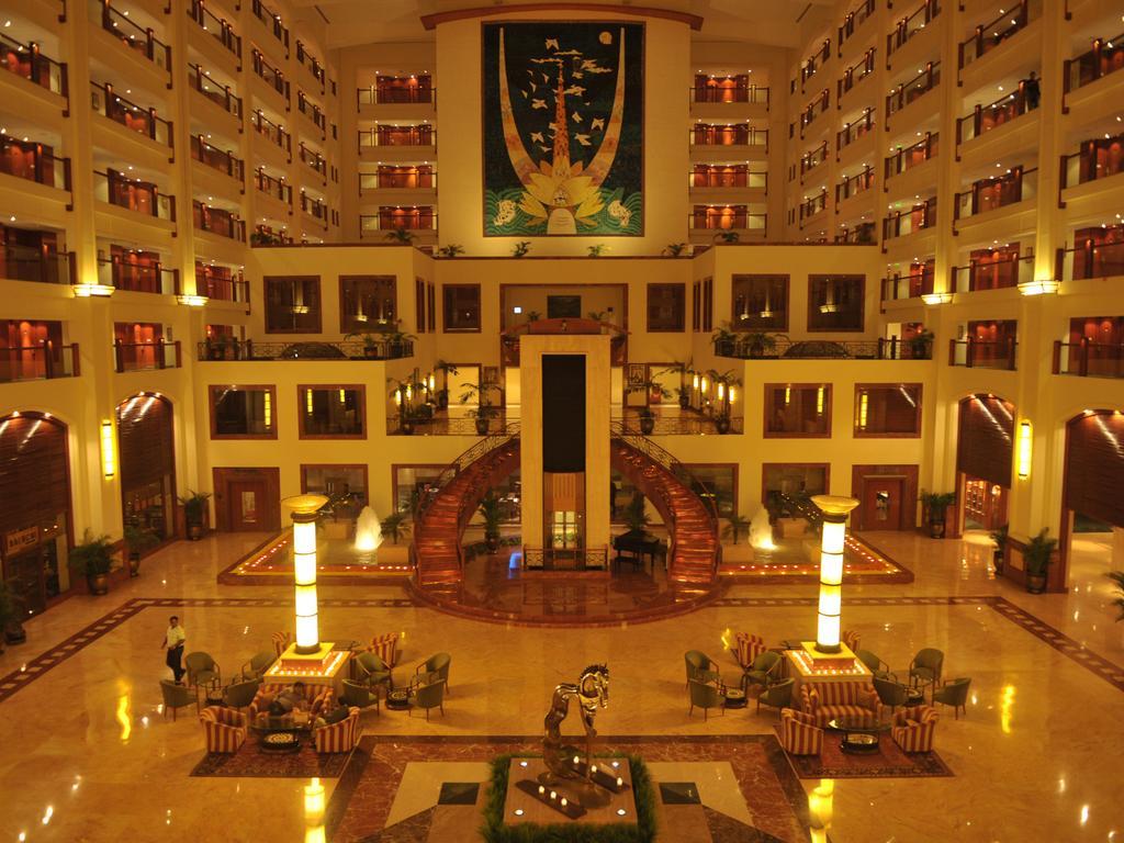 Отель The Lalit Mumbai-Airport Экстерьер фото